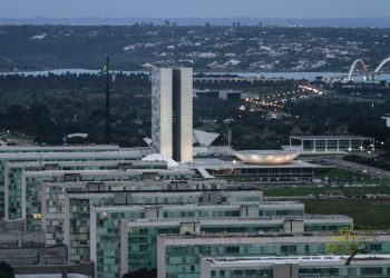 Frente parlamentar se arma contra reforma que atingirá servidor público