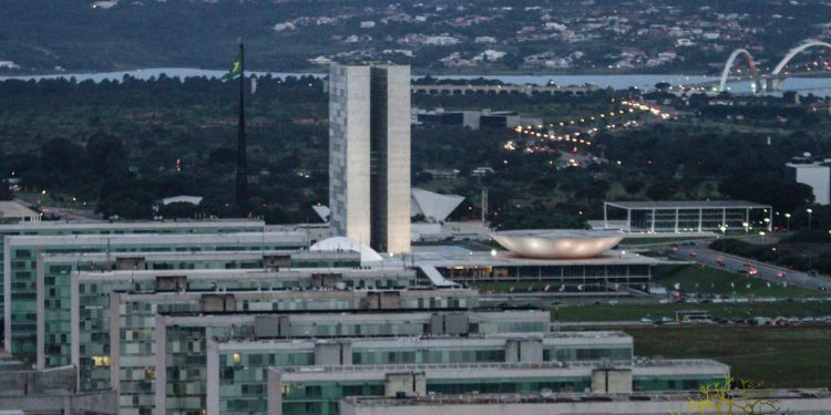 Frente parlamentar se arma contra reforma que atingirá servidor público