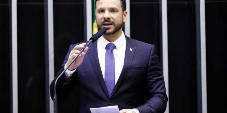 Reforma administrativa fica para 2021 e servidores atuais não serão incluídos, diz Maia