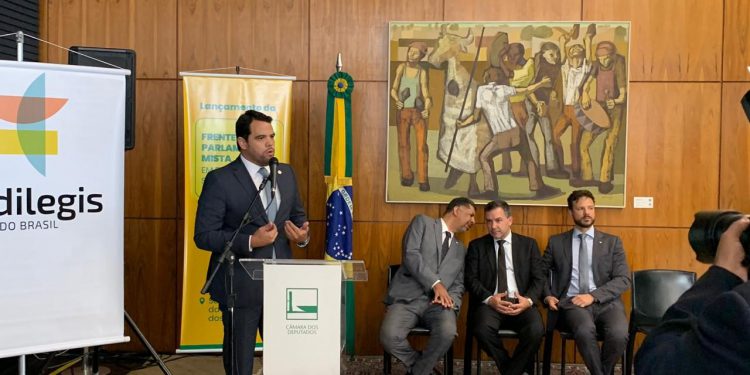 ANAFE participa de lançamento da Frente Parlamentar Mista em Defesa do Serviço Público