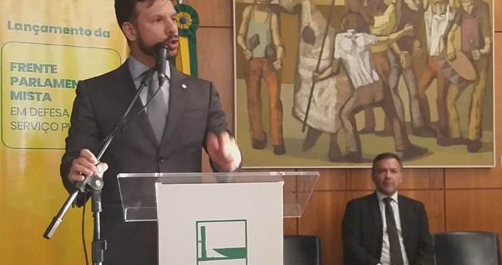 Pública Central do Servidor presente no lançamento da “Frente Parlamentar Mista em Defesa do Serviço Público”