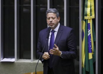 Pressão de base bolsonarista e servidores empurra reforma administrativa para 2023