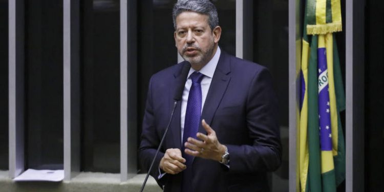 Pressão de base bolsonarista e servidores empurra reforma administrativa para 2023