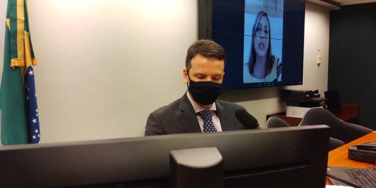 PEC 32 pode fragilizar escolas, órgãos educacionais e a carreira dos professores