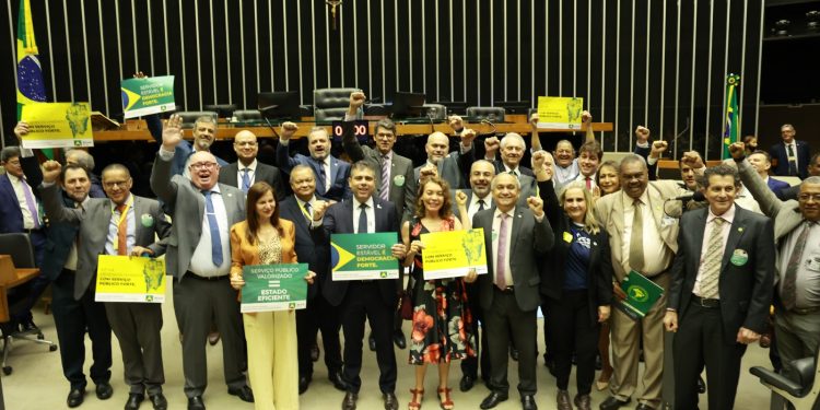 Servir Brasil homenageia Servidores Públicos em Sessão Solene no Dia do Servidor