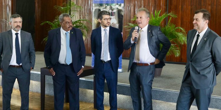 Servir Brasil recebe presidente da CASP, deputado Waldemar Oliveira, para discutir o Marco Regulatório das Relações de Trabalho no Setor Público