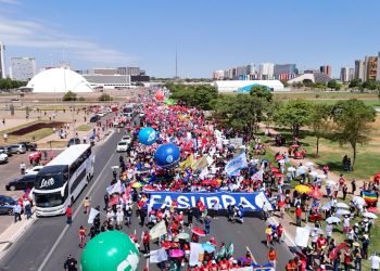 Reforma Administrativa: milhares vão às ruas em Brasília e deputados retiram apoio à PEC 38/2025