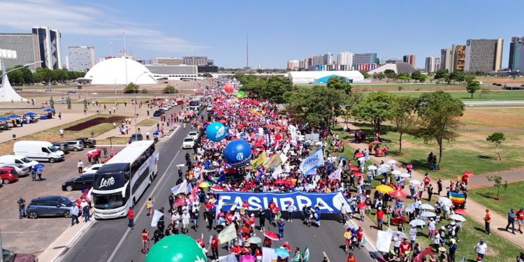 Reforma Administrativa: milhares vão às ruas em Brasília e deputados retiram apoio à PEC 38/2025